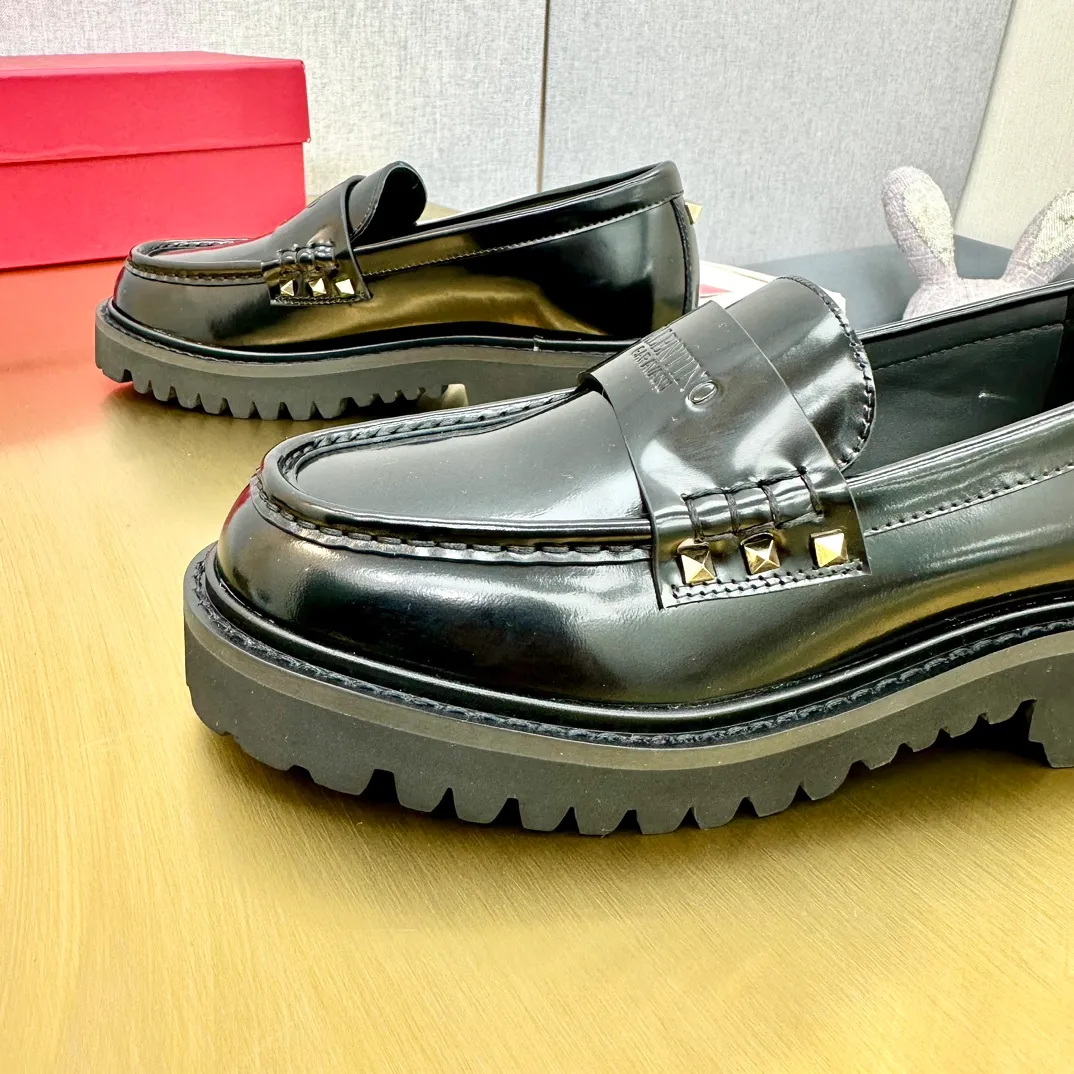 👟👟Ex-factory price 560👟👟 2024【VALENTINO】Valentino's early spring fashionable slip-on loafers are hot new🆕 Versatile style with temperament💃🏻 Slay the whole audience immediately when you put them on [Love] The ultra-simple design is more timeless and attractive! Fashionable and neat feeling, it is a magic tool for increasing your height and slimming down ✨ The shoe collar is specially added with anti-wear latex! You won't feel tired after walking all day long🦶🏻 The upper is made of open-edge beaded cowhide material and paired with a calfskin lining, which is full of texture! 👿Bottom thickness 4.0cm 👿Color: Black Brown 👿Size: 35-40 Factory ready supply